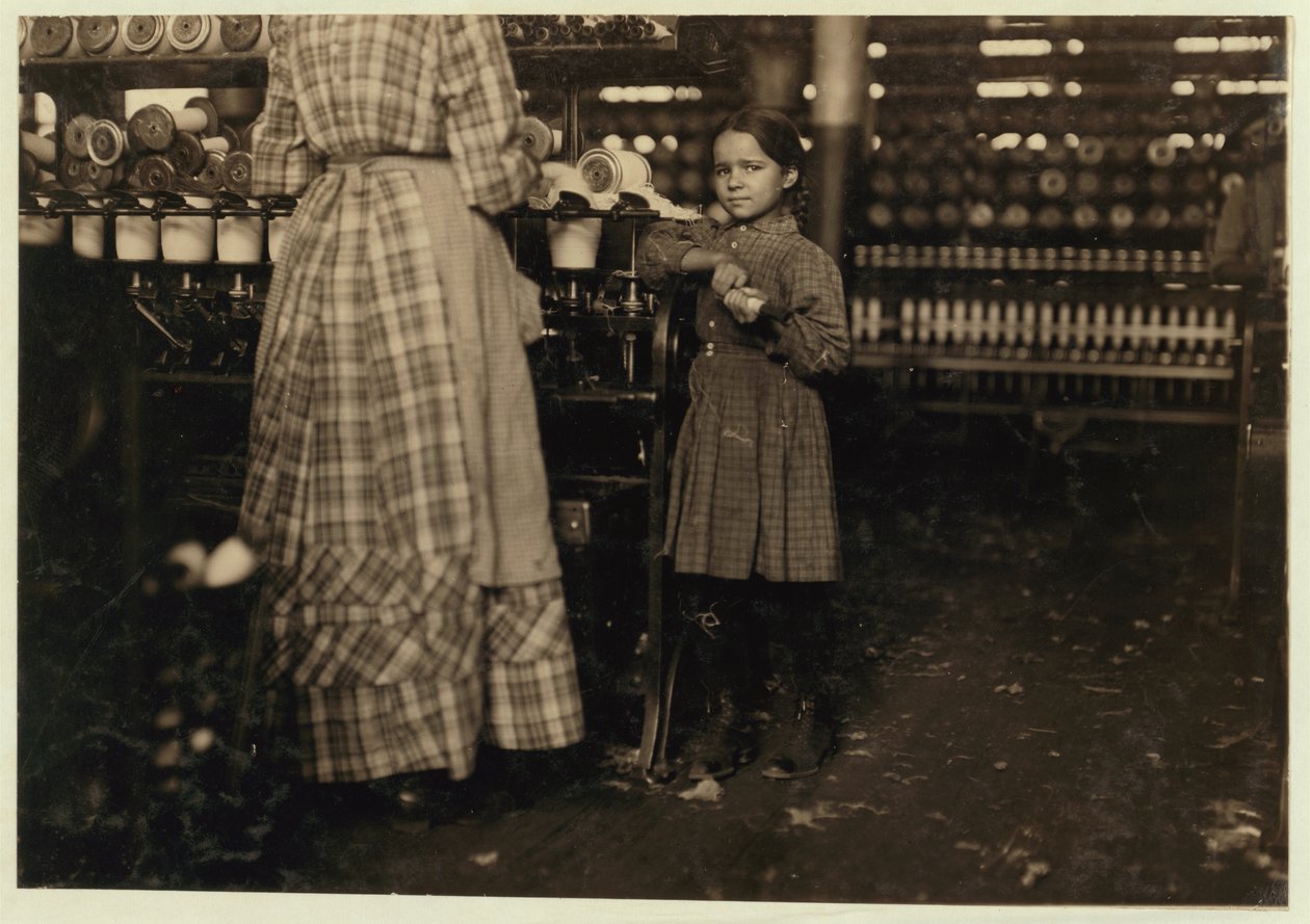 Fannie, 7 år gammal, 48 tum hög, ett av 19 barn som hjälper sin syster i Elk Mills, Fayetteville, Tennessee, 1910. av Lewis Wickes Hine