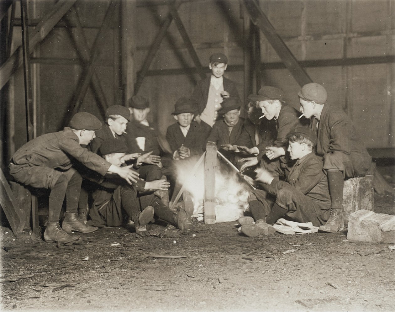 Newsboys-gänget kl. 22.00, 1910 av Lewis Wickes Hine
