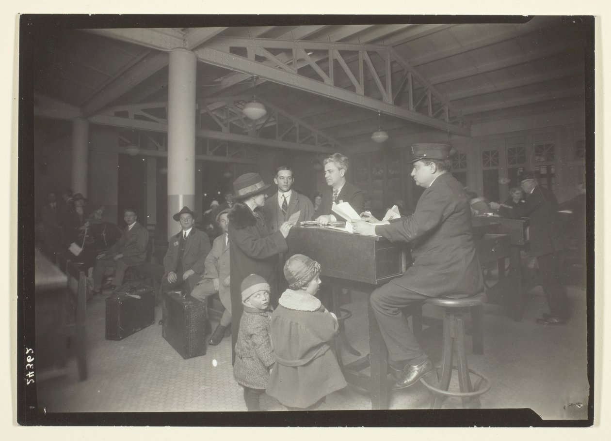 Tysk familj, tolk och protokollförare på Ellis Island av Lewis Wickes Hine