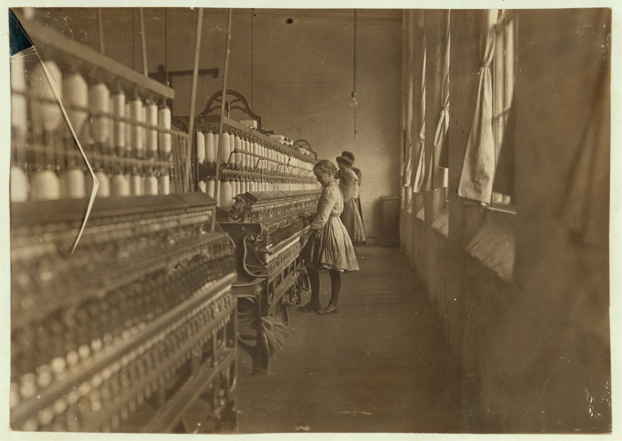 Hattie Hunter, en spinnare i Lancaster Cotton Mills, South Carolina där hon har arbetat i tre år, 1908 av Lewis Wickes Hine