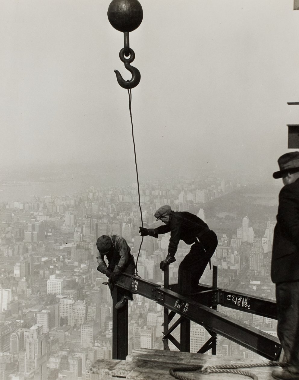 Högt uppe på Empire State Building, N.Y. av Lewis Wickes Hine