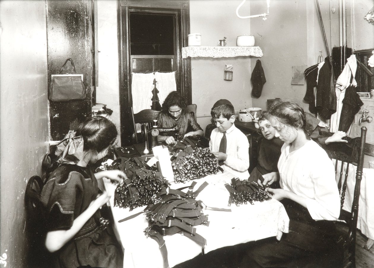 Hemmaarbete (tillverkning av strumpeband) av Lewis Wickes Hine