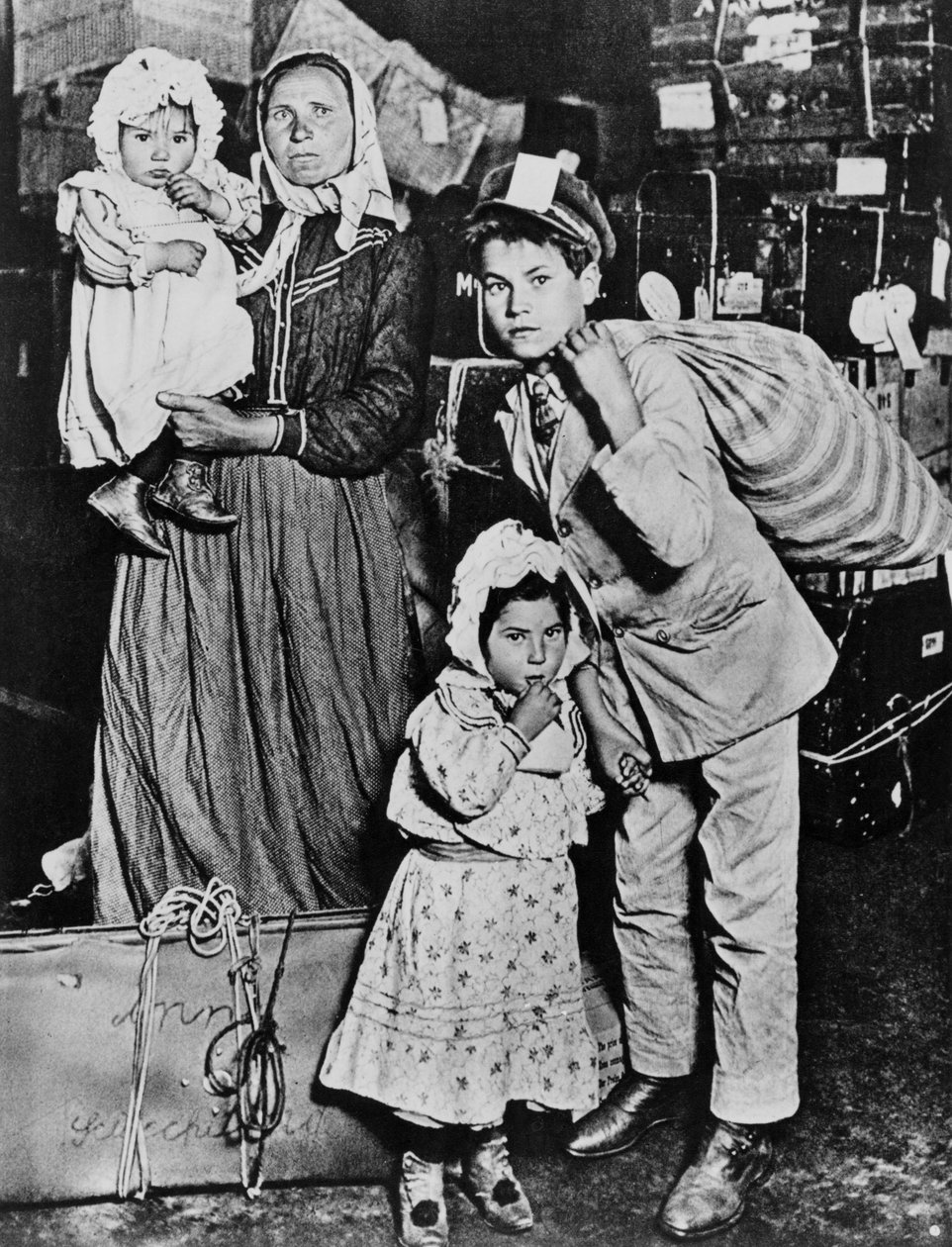 Invandrare som anländer till Ellis Island i början av 1900-talet (s/v foto) av Lewis Wickes Hine