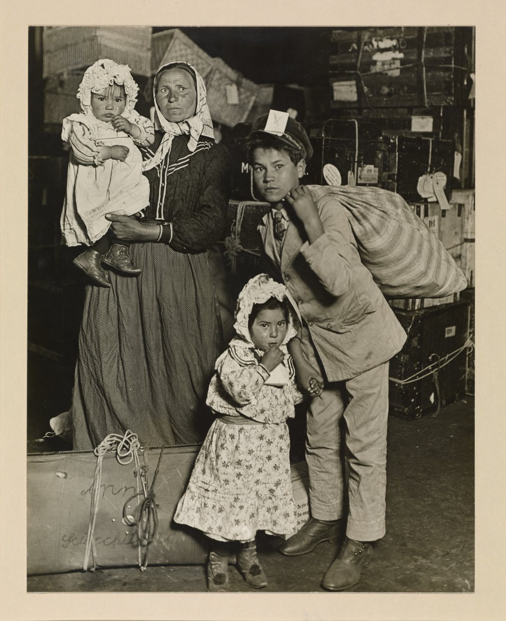 Italiensk familj letar efter förlorat bagage, Ellis Island av Lewis Wickes Hine