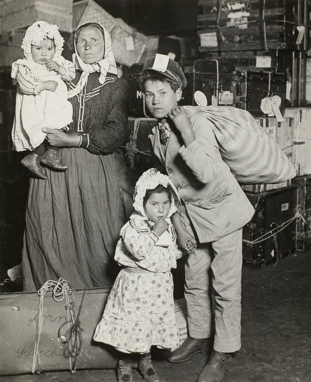 Italiensk familj söker försvunnet bagage, Ellis Island av Lewis Wickes Hine