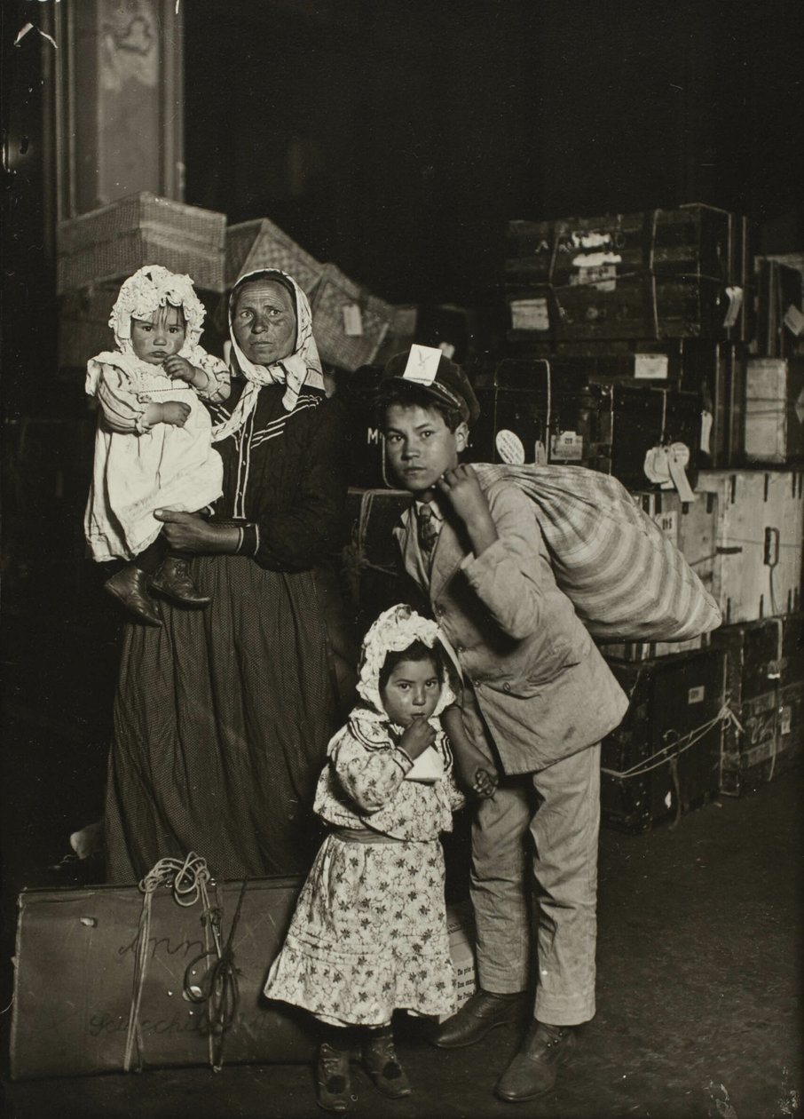 Italiensk familj söker försvunnet bagage, Ellis Island av Lewis Wickes Hine