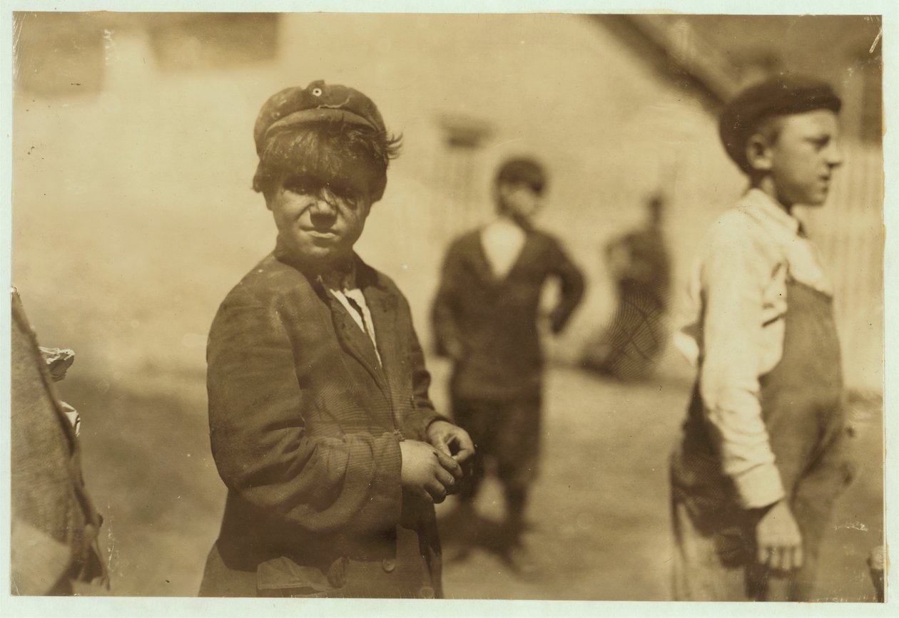Joe (Jose) Mello, 8-9 år, arbetar som sopare i New Bedford, Massachusetts, 1911 . av Lewis Wickes Hine