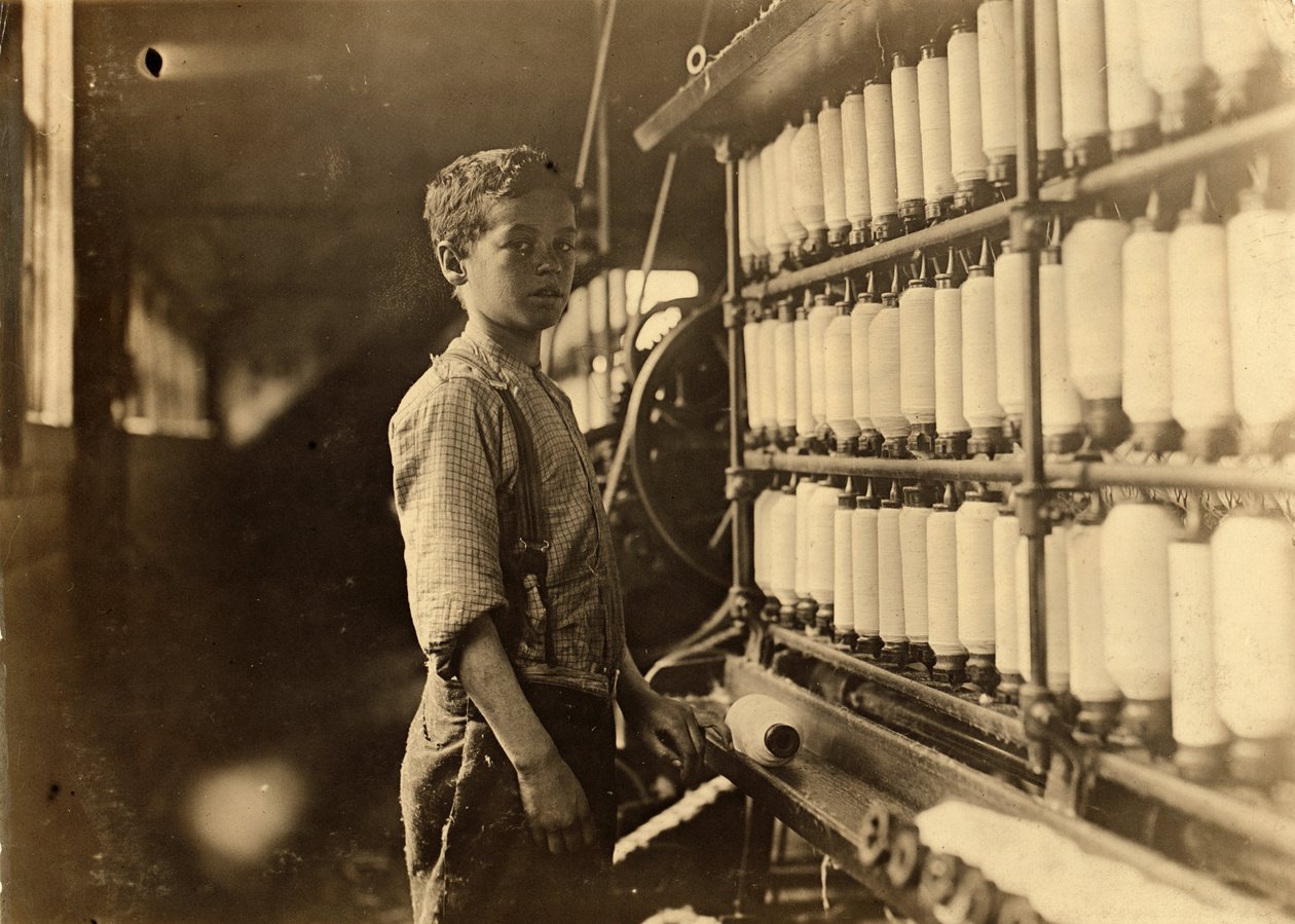 John Dempsey, 11 eller 12 år gammal, lördagsarbetare i mulespinnrummet vid Jackson Mill, Fiskeville, Rhode Island, 1909 av Lewis Wickes Hine