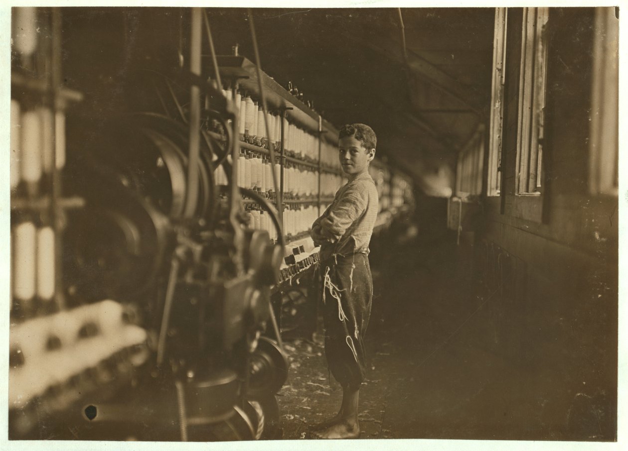 John Dempsey, 11 eller 12 år gammal, lördagsarbetare i mule-spinningslokalen vid Jackson Mill, Fiskeville, Rhode Island, 1909 av Lewis Wickes Hine