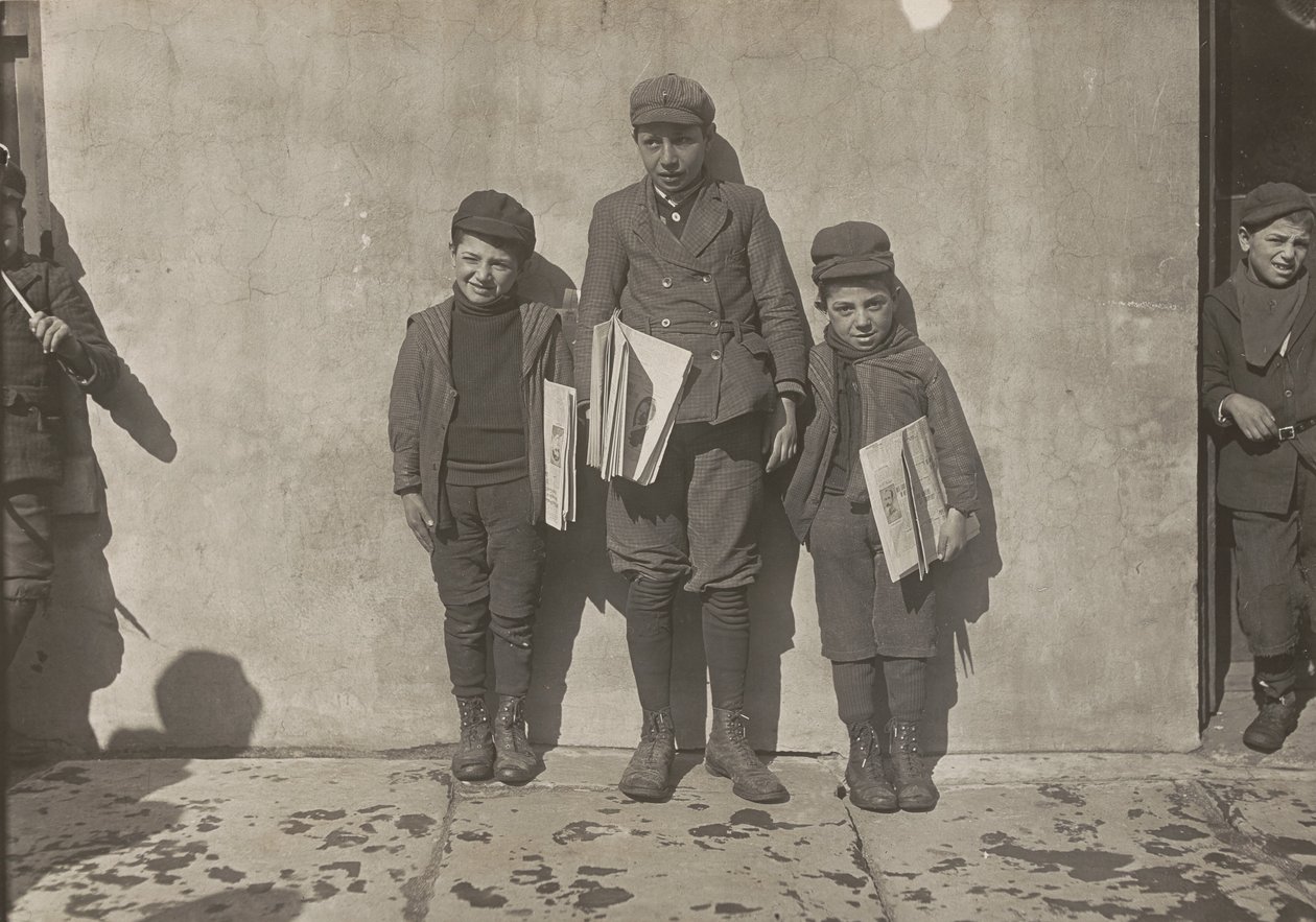 John Pento, 14 år, Daniel och Angelo Pento, 7 år, säljer tidningar..., 3348. av Lewis Wickes Hine
