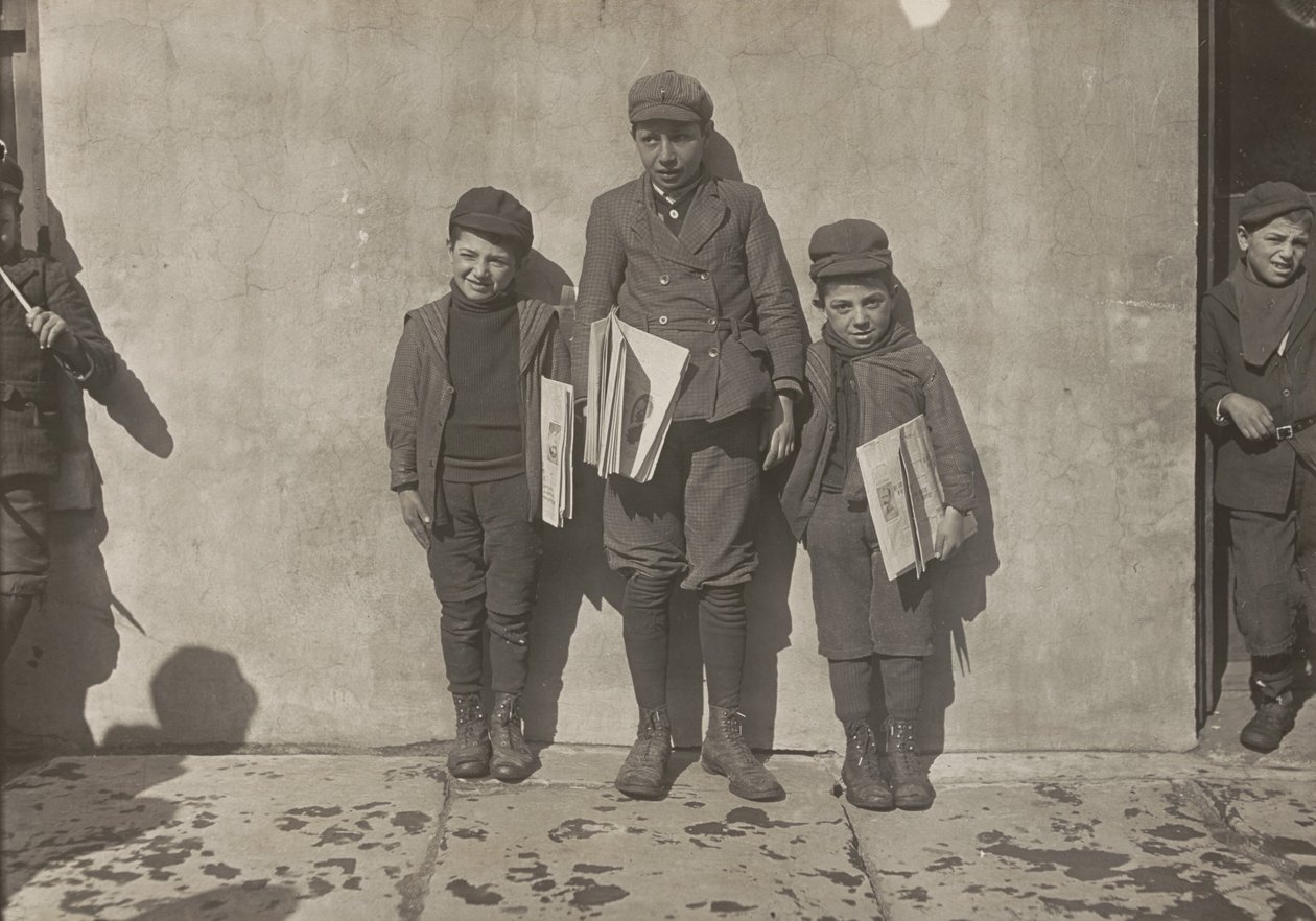 John Pento, 14 år, Daniel och Angelo Pento, 7 år, säljer tidningar, Hartford, Connecticut av Lewis Wickes Hine