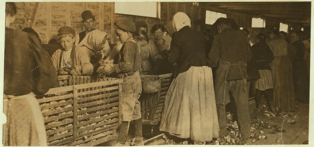 Johnnie, ostron shucker i åldern 9 bevakad av chefen (med pipa) i shucking shed i Dunbar, Louisiana, 1911 av Lewis Wickes Hine