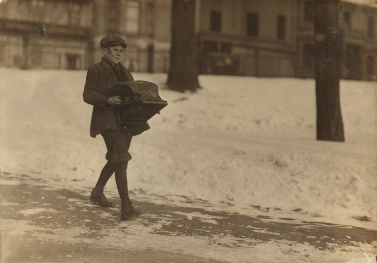 Louis A. Caulfield, 16 år, på Boston Common levererar en tung skrivmaskin cirka 12 mil till Model Typewriter Inspection Co. tjänade 6 USD i veckan, 1917 av Lewis Wickes Hine