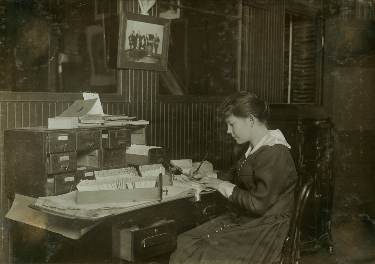 Malvina Amundsen, en 15-årig kontorsflicka på Eastern Talking Machine Co. på 177 Tremont Street i Boston, Massachusetts av Lewis Wickes Hine