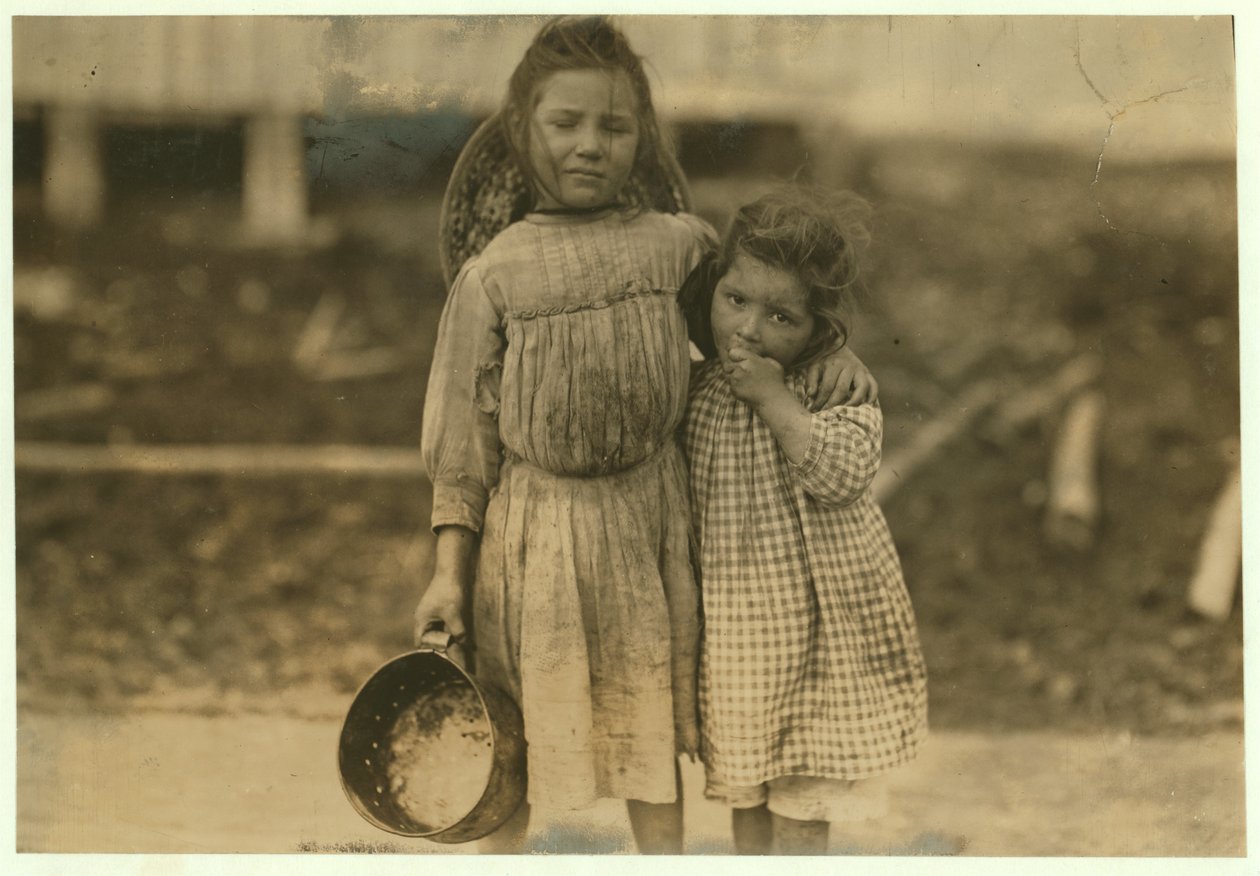 Maud och Grade Daly, 5 och 3 år gamla, plockar ungefär en kruka räkor varje dag för Peerless Oyster Company, Bay St. Louis, Mississippi, 1911. av Lewis Wickes Hine
