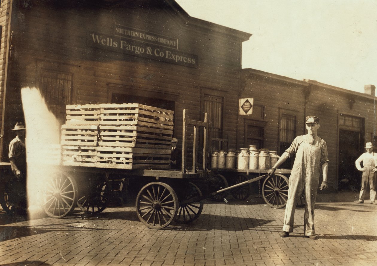 Män framför en Wells Fargo und Co Express-depå med lådor och mjölkburkar, Springfield, Missouri, 1916 av Lewis Wickes Hine