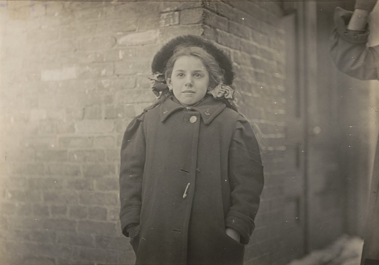 Mery Horn, en puckelrygg som förvärrades av den tunga last av papper som hon bar. Hartford, Connecticut, mars 1909 av Lewis Wickes Hine