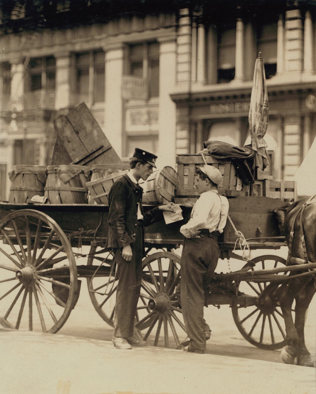 Messenger-pojkar i samtal vid Union Square, New York av Lewis Wickes Hine