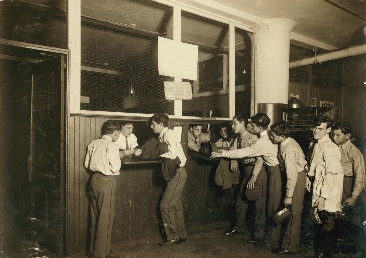 Kurirpojkar lämnar in sina uniformer på Postal Telegraph Co:s huvudkontor i New York City av Lewis Wickes Hine