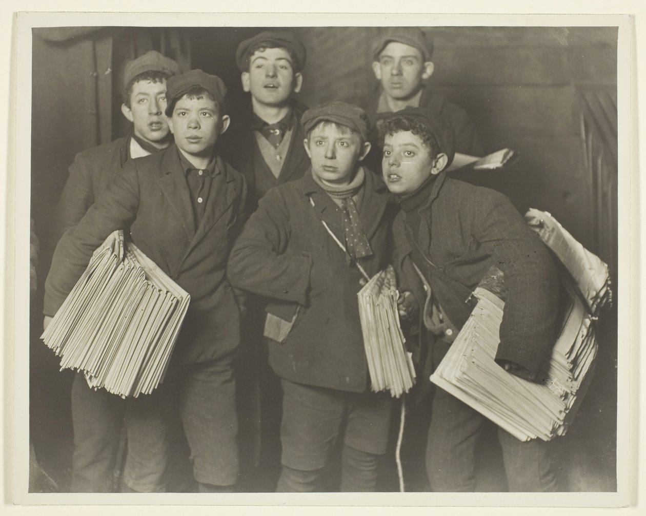 Newboys, Brooklyn Bridge av Lewis Wickes Hine