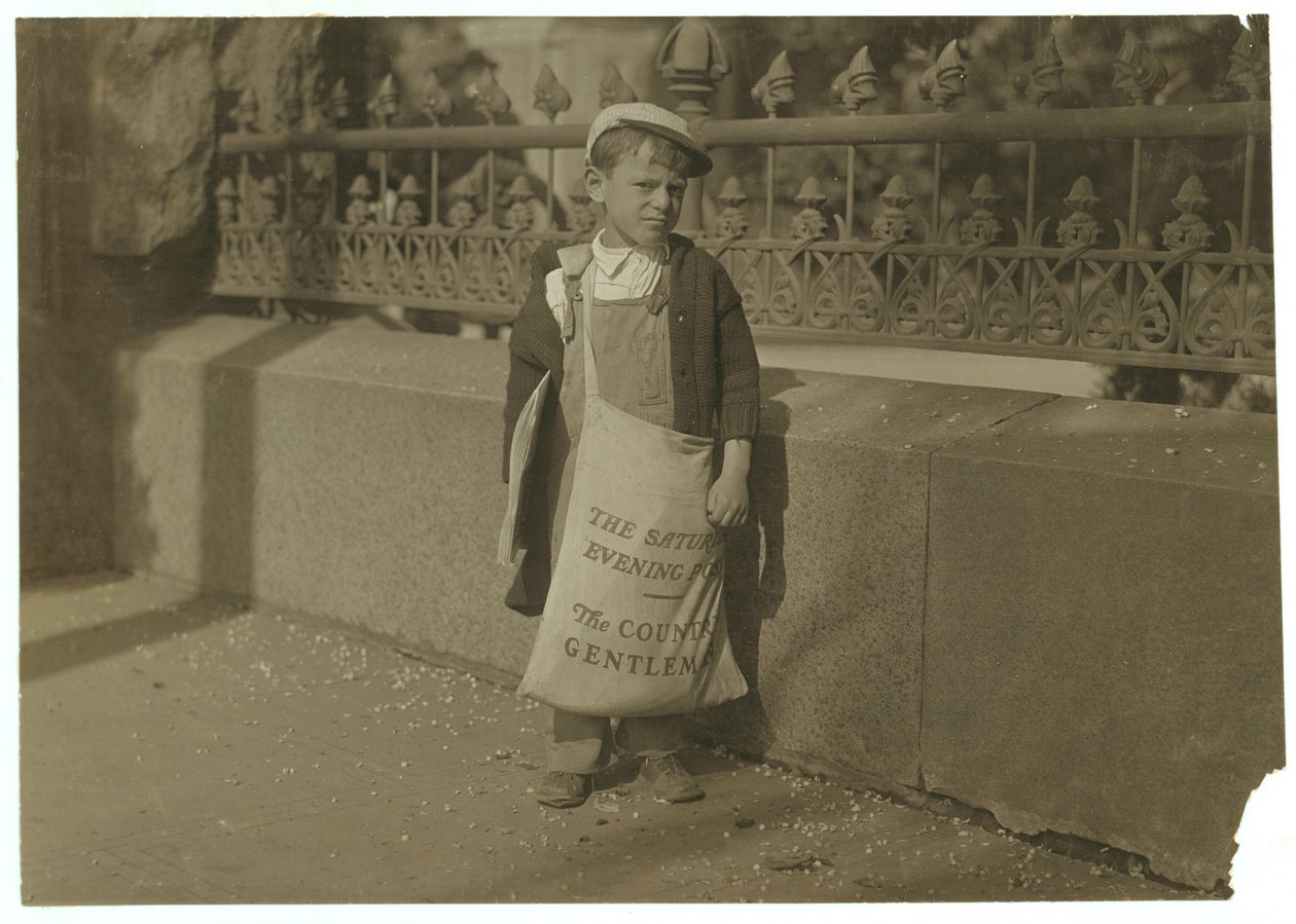 Newsboy Freddie Kafer, 5 eller 6 år gammal, säljer Saturday Evening Posts vid ingången till State Capitol, Sacramento, Kalifornien, 1915 av Lewis Wickes Hine