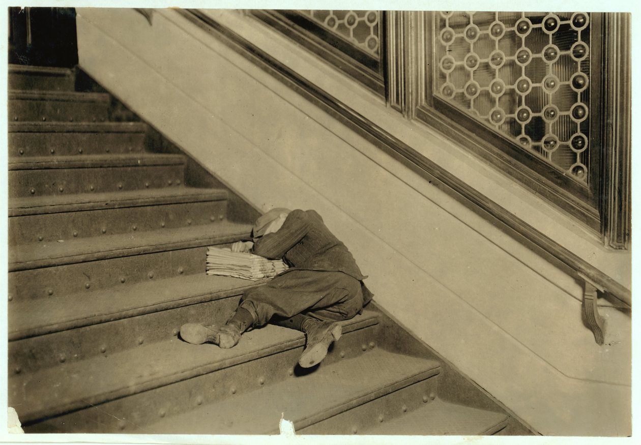 Newsboy sov med sina papper i Jersey City, New Jersey, 1912 av Lewis Wickes Hine
