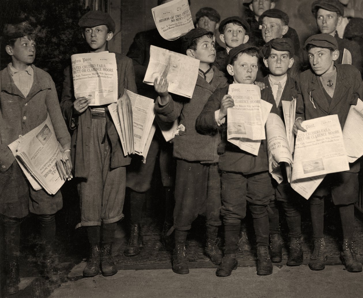 Newsboys efter midnatt av Lewis Wickes Hine