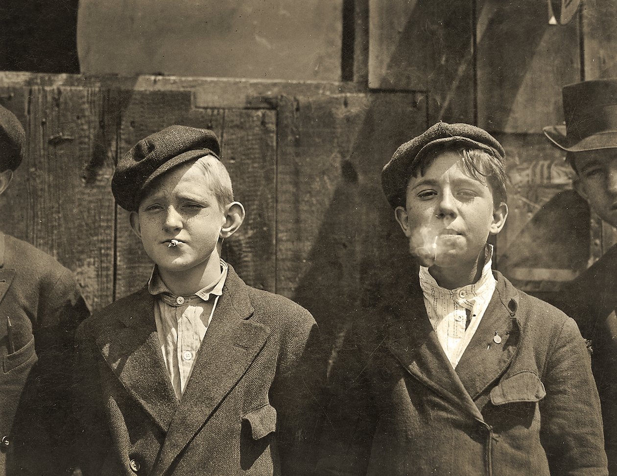 Tidningspojkar har en cigarettpaus, St. Louis, Missouri. 1910 av Lewis Wickes Hine