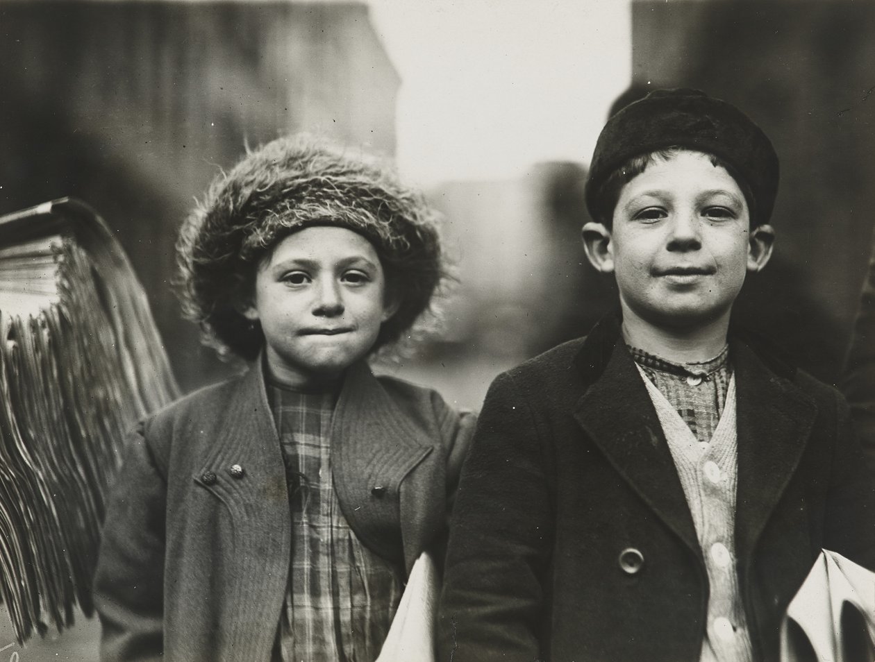 Newsies, Newark, New Jersey, december 1909 (silvertryck av gelatin) av Lewis Wickes Hine