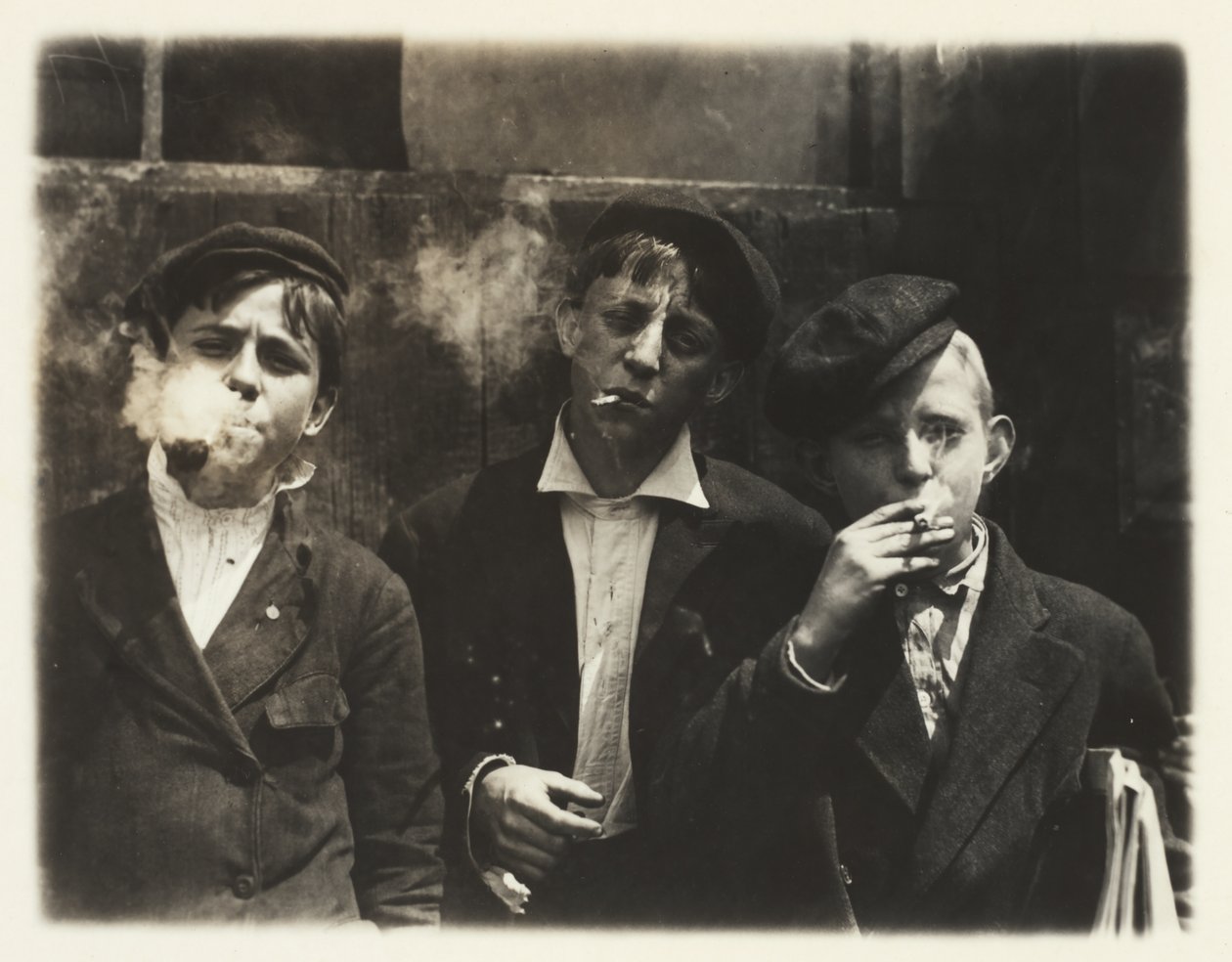 Newsies på Skeeter Branch, St. Louis, Missouri, kl. 11.00 av Lewis Wickes Hine