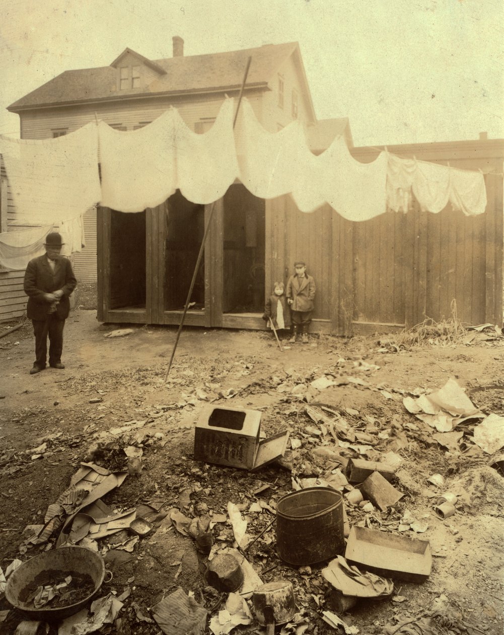 Utedass på bakgården på Borden Street i Providence, Rhode Island av Lewis Wickes Hine