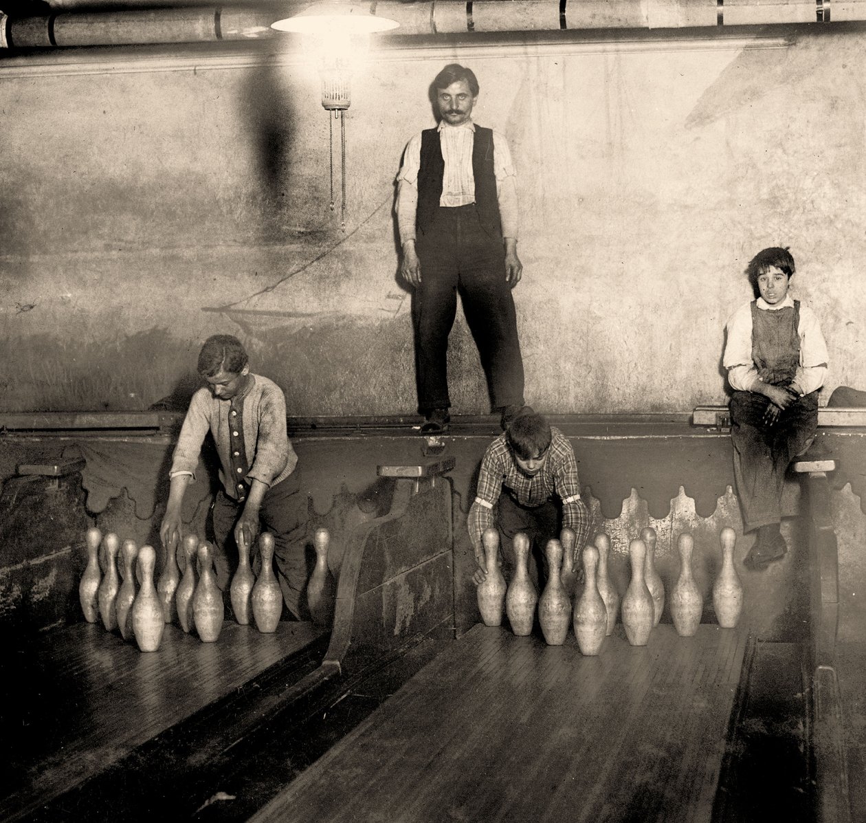 Pinboys i en tunnelbana bowlinghall, 65 South Street, Brooklyn. New York. 1910 av Lewis Wickes Hine