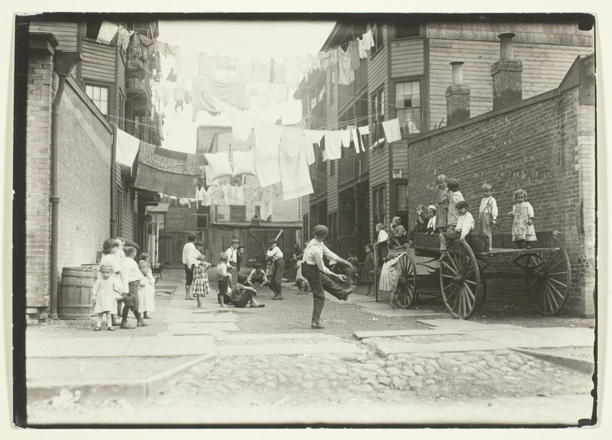 Lekplats i en bruksort (Lekplats i en hyreshusgränd), Boston av Lewis Wickes Hine