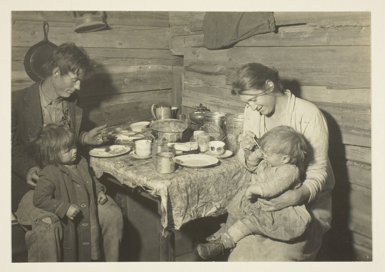 Fattig landsbygdsfamilj som bor i ett rökhus, Oklahoma, omhändertagen av Röda Korset av Lewis Wickes Hine