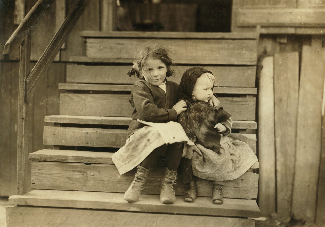 Porträtt av en ung flicka som tar hand om lillasyster medan resten av familjen arbetar på Local Cannery, Bayou La Batre, Alabama, USA, ca 1911 av Lewis Wickes Hine