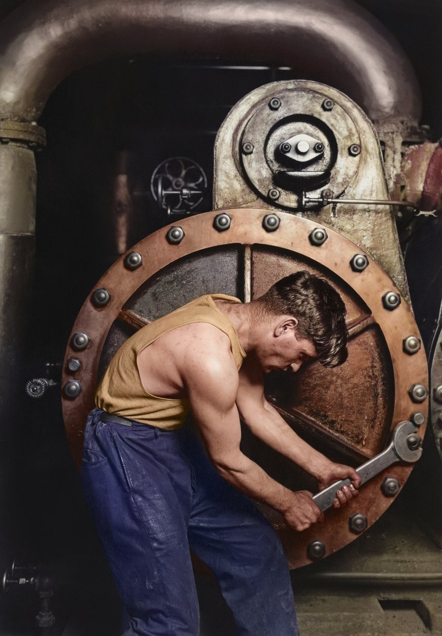 Krafthusmekaniker som arbetar med ångpump c.1920 (färgad bild) av Lewis Wickes Hine