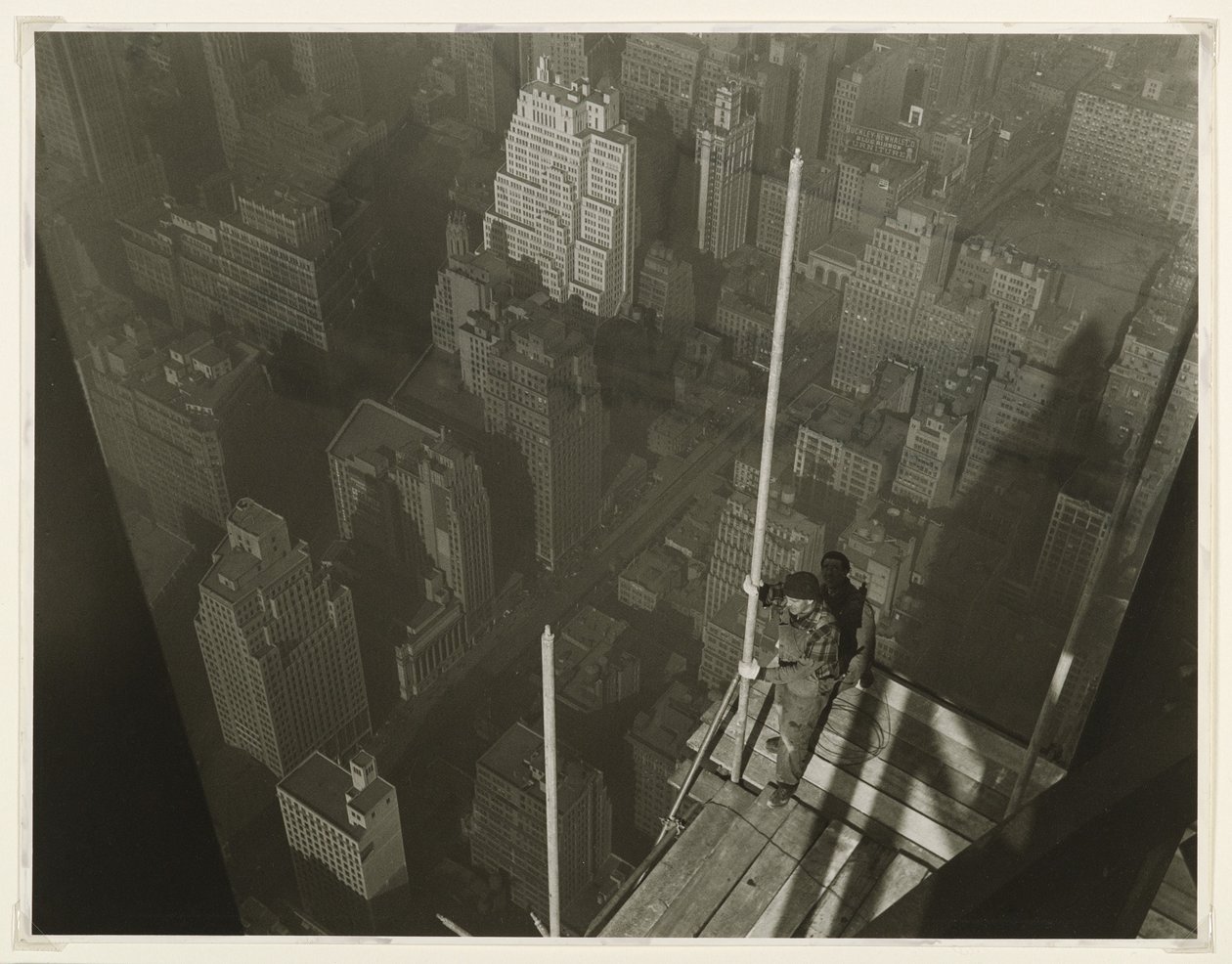 Raising the Mast, Empire State Building, 1931 (gelatinsilverfoto) av Lewis Wickes Hine