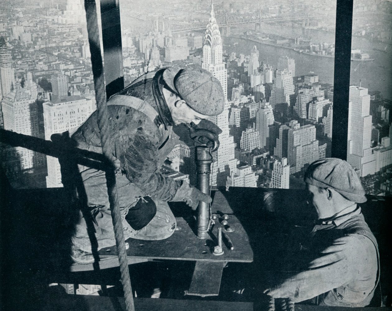 Nitar de sista bultarna på The Morning Mast of the Empire State Building, c1931 av Lewis Wickes Hine