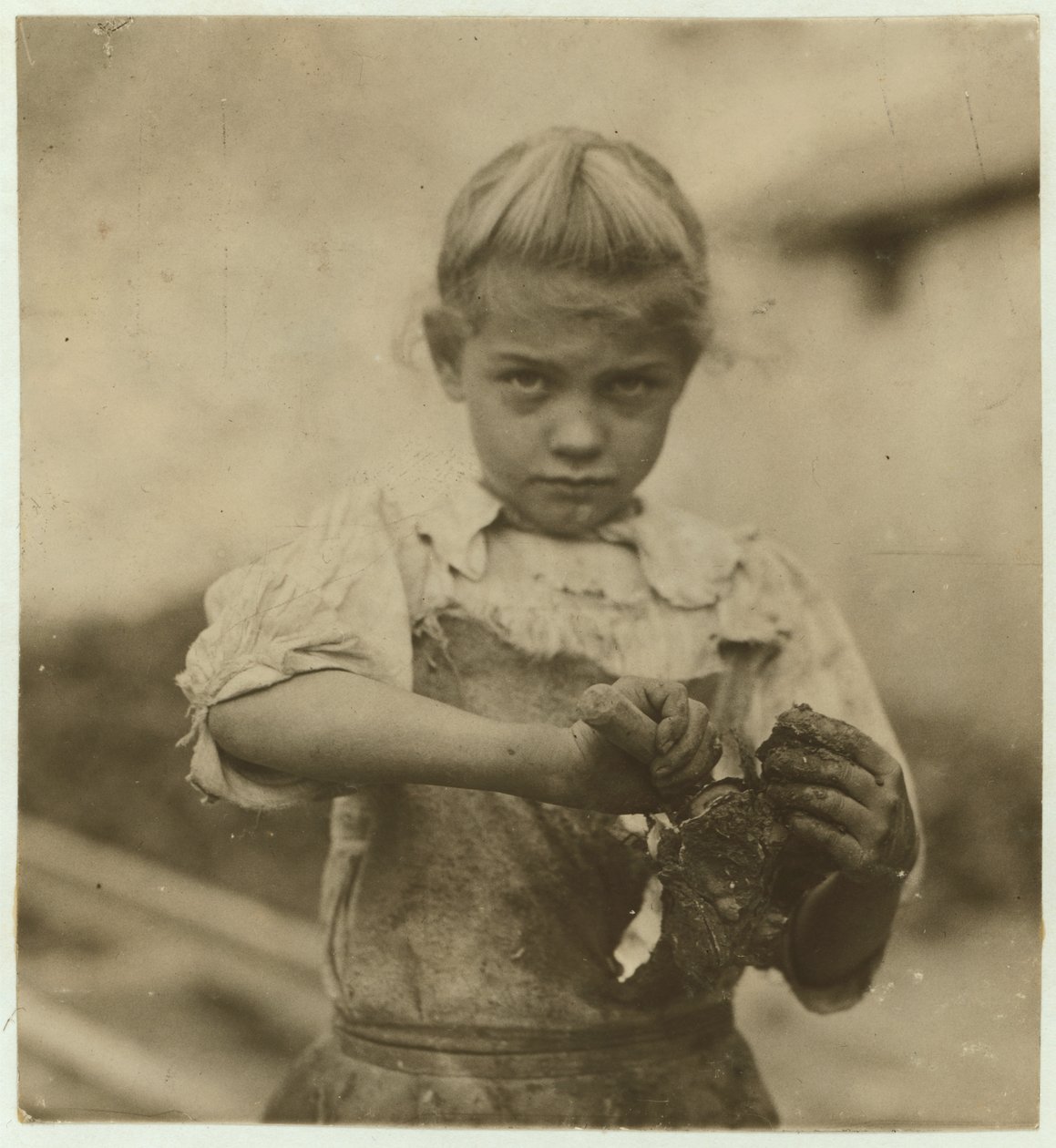 Rosie, 7 år, analfabet, arbetade ett andra år som ostron-shucker på Varn und Platt Canning Company, Bluffton, South Carolina, 1913 av Lewis Wickes Hine