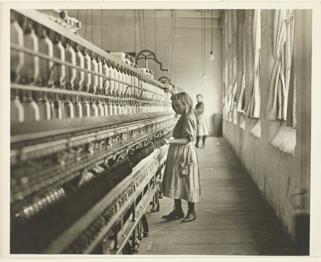Sadie Pfeifer, spinnerska i bomullsspinneri, Lancaster, South Carolina av Lewis Wickes Hine
