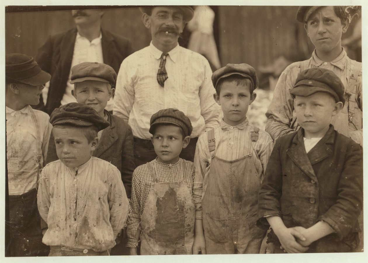 Räkplockare som är så unga som 5 och 8 år vid Dunbar, Lopez, Dukate Co, Biloxi, Mississippi, 1911. av Lewis Wickes Hine