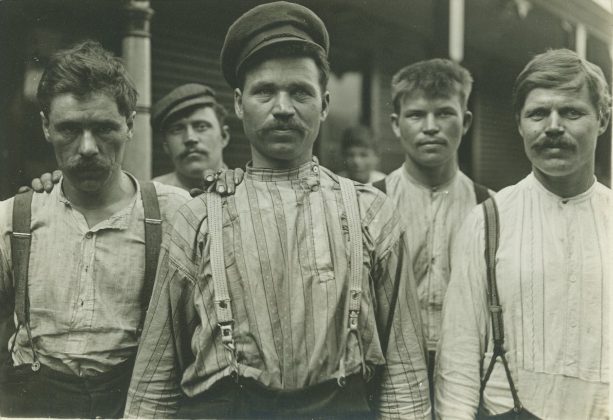 Stålarbetare vid Russian Boarding House, Homestead, Pennsylvania, 1907-8 (silvertryck av gelatin) av Lewis Wickes Hine