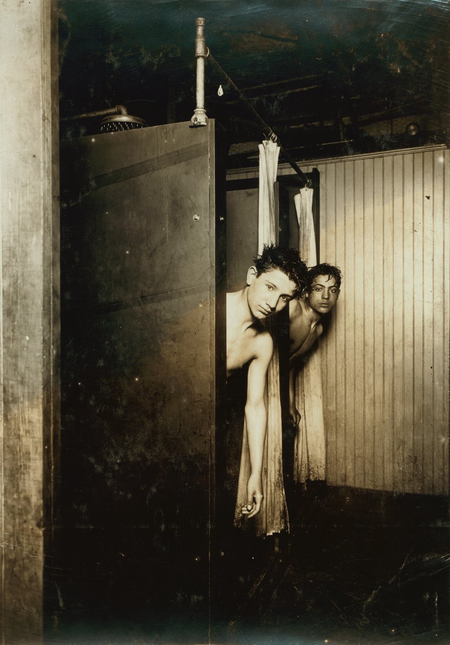 Telegrafera pojkar som använder duschbad, Post Tel. Co., Broadway, New York, 1910 av Lewis Wickes Hine