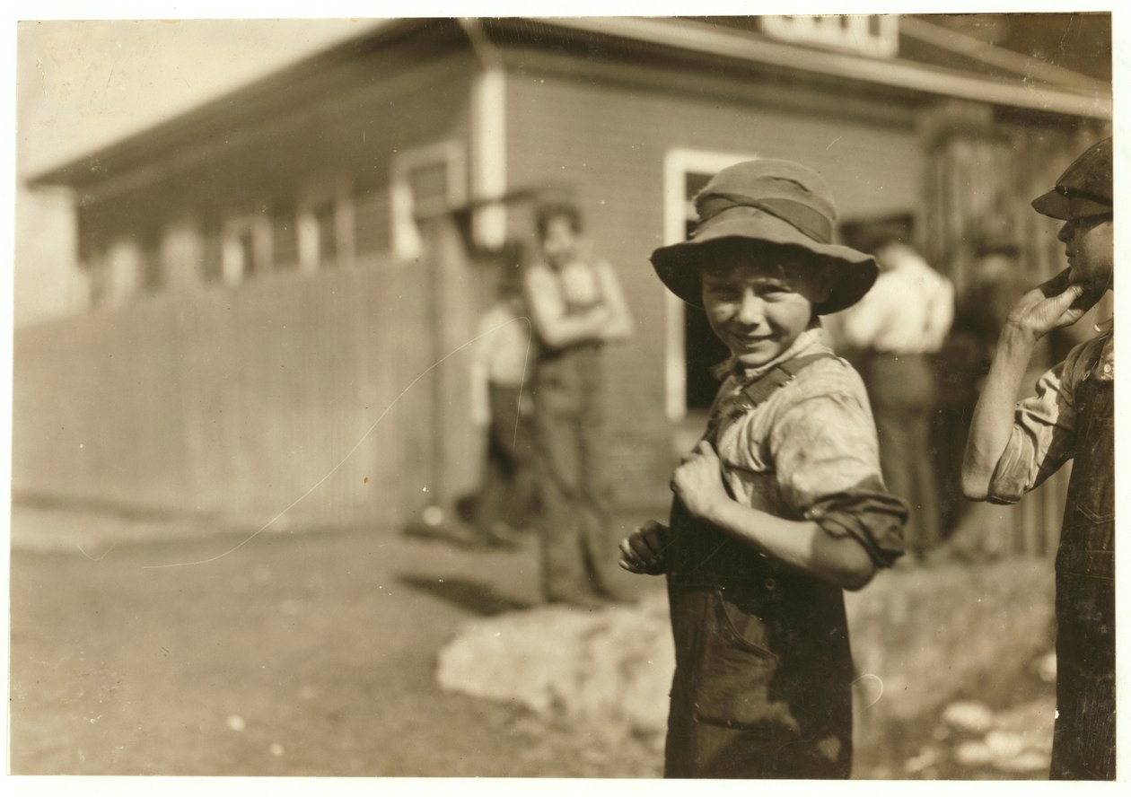 Tio år gamla Charlie Foster, oförmögen att läsa, med ett fast jobb på Merrimack Mills, Huntsville, Alabama, 1913 av Lewis Wickes Hine