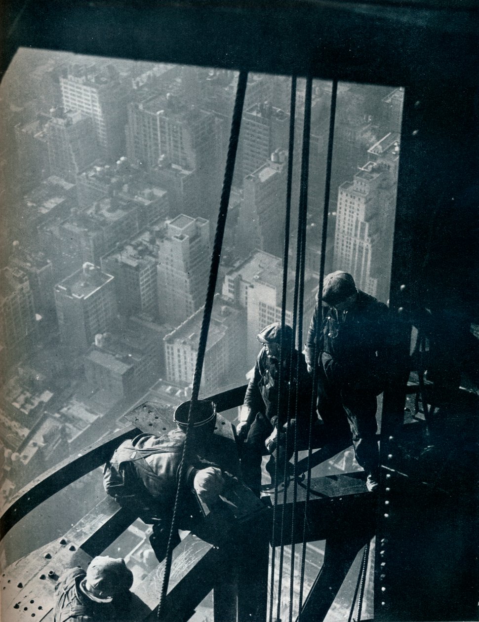 De sista etapperna av masten, gatan är någon kvartsmil nedanför, c1931 av Lewis Wickes Hine
