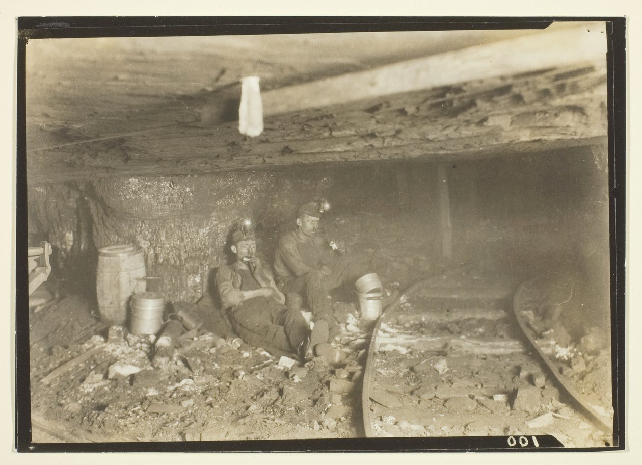 Gruvarbetarna gillar sin lunch och lite vila i dessa låga utrymmen av Lewis Wickes Hine