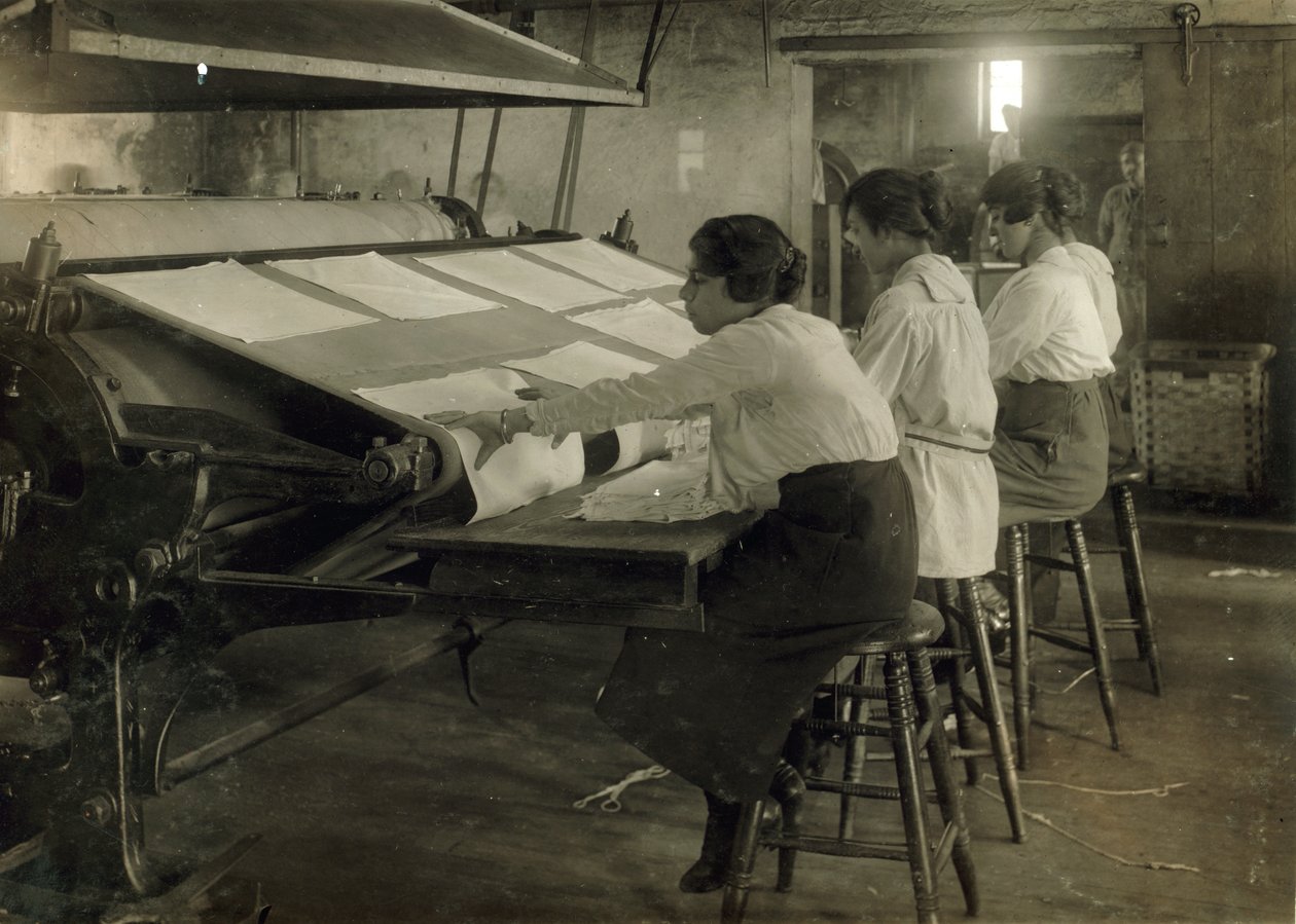 Tre unga tonårsflickor arbetar med mangeln på Bonanno Laundry, Boston, Massachusetts av Lewis Wickes Hine
