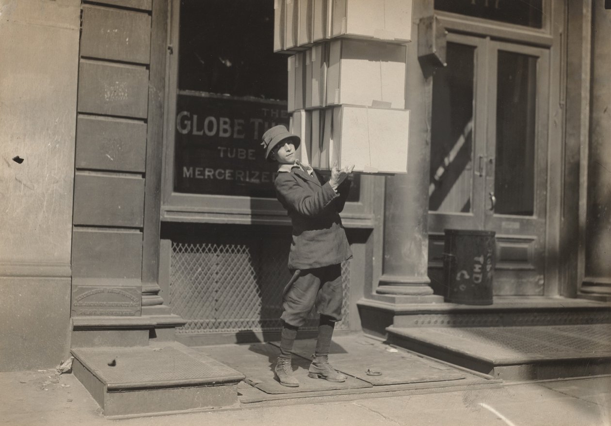 Vagnspojke eller svanspojke som hjälper till att lasta vagnen, c. 1914. av Lewis Wickes Hine