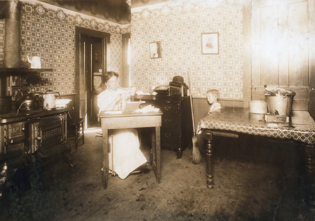 Kvinna som sätter in borst i tandborstar i sitt kök, ca 1912 av Lewis Wickes Hine