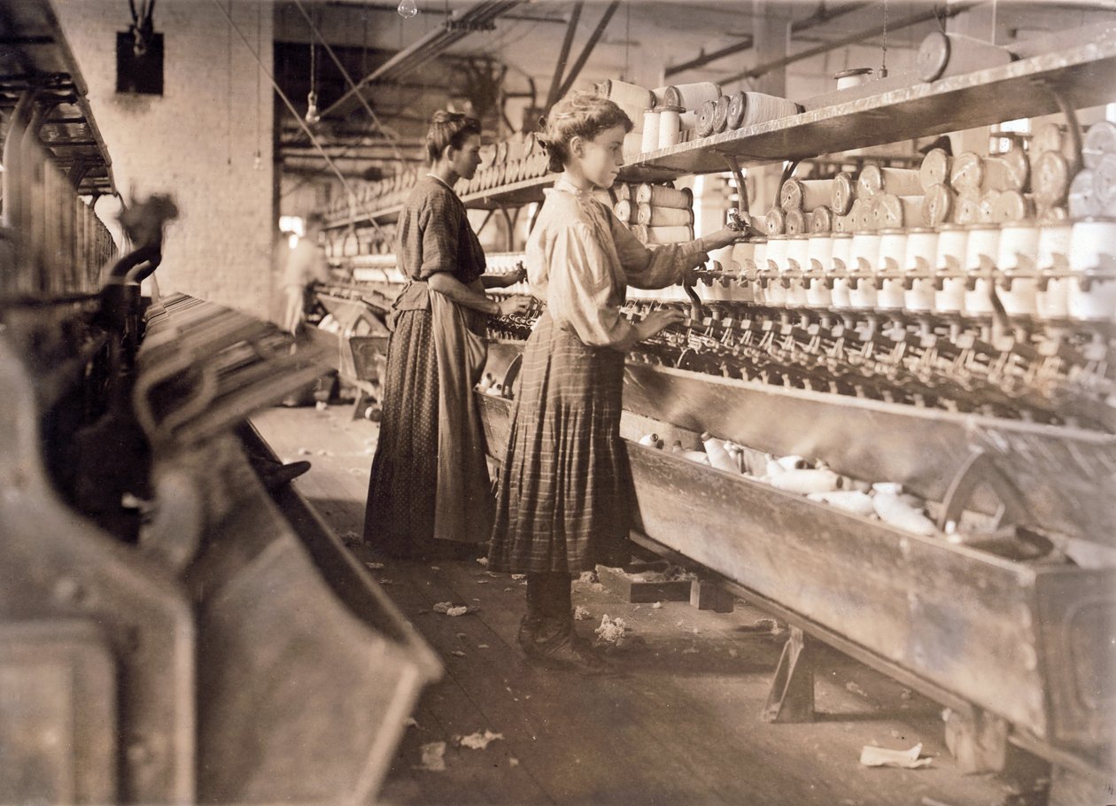 Kvinnor som arbetar trots att de är höggravida, på Globe Cotton Mill, Augusta, Georgia, pub. 1909 (fotogravyr) av Lewis Wickes Hine